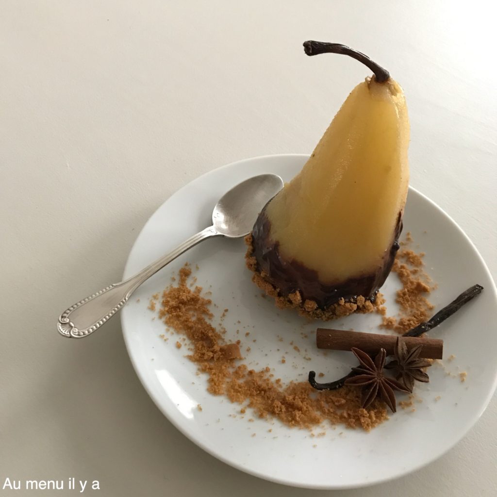 Poire pochée miel épices coque chocolat spéculoos