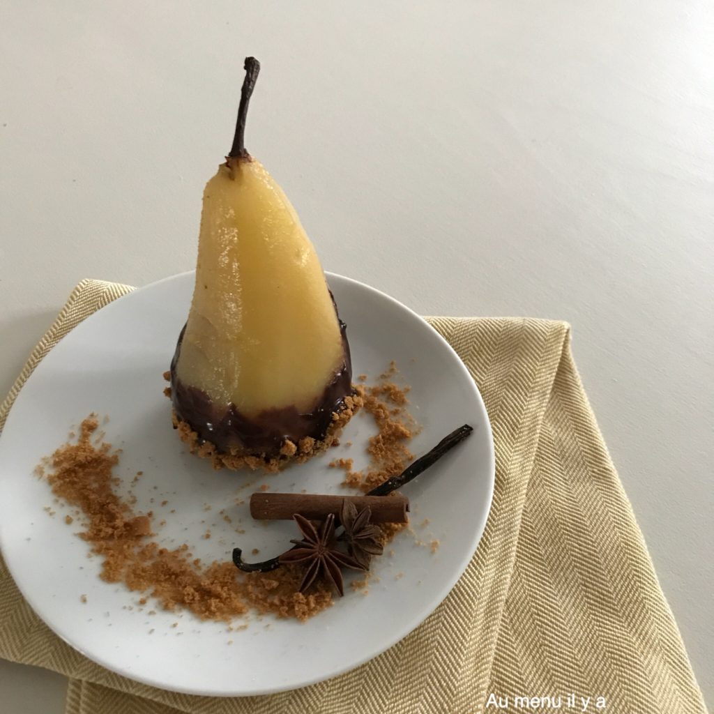 Poire pochée miel épices coque chocolat spéculoos
